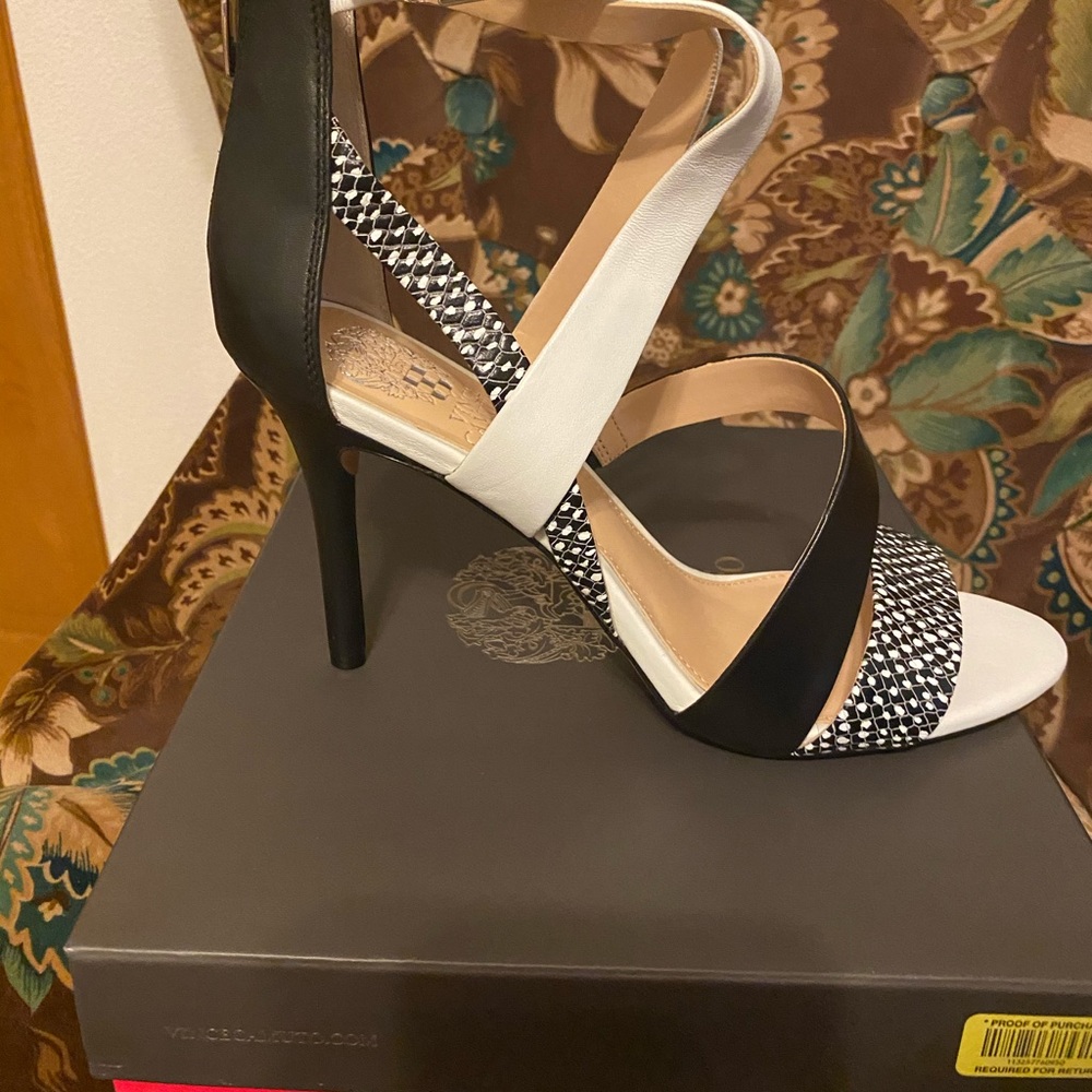 Vince Camuto Chakeetan